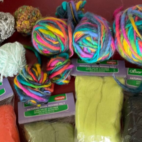 Bundle of Yarn and Wool Roving - Picture 4 of 7